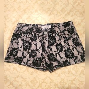 Puzzle lace shorts size 5